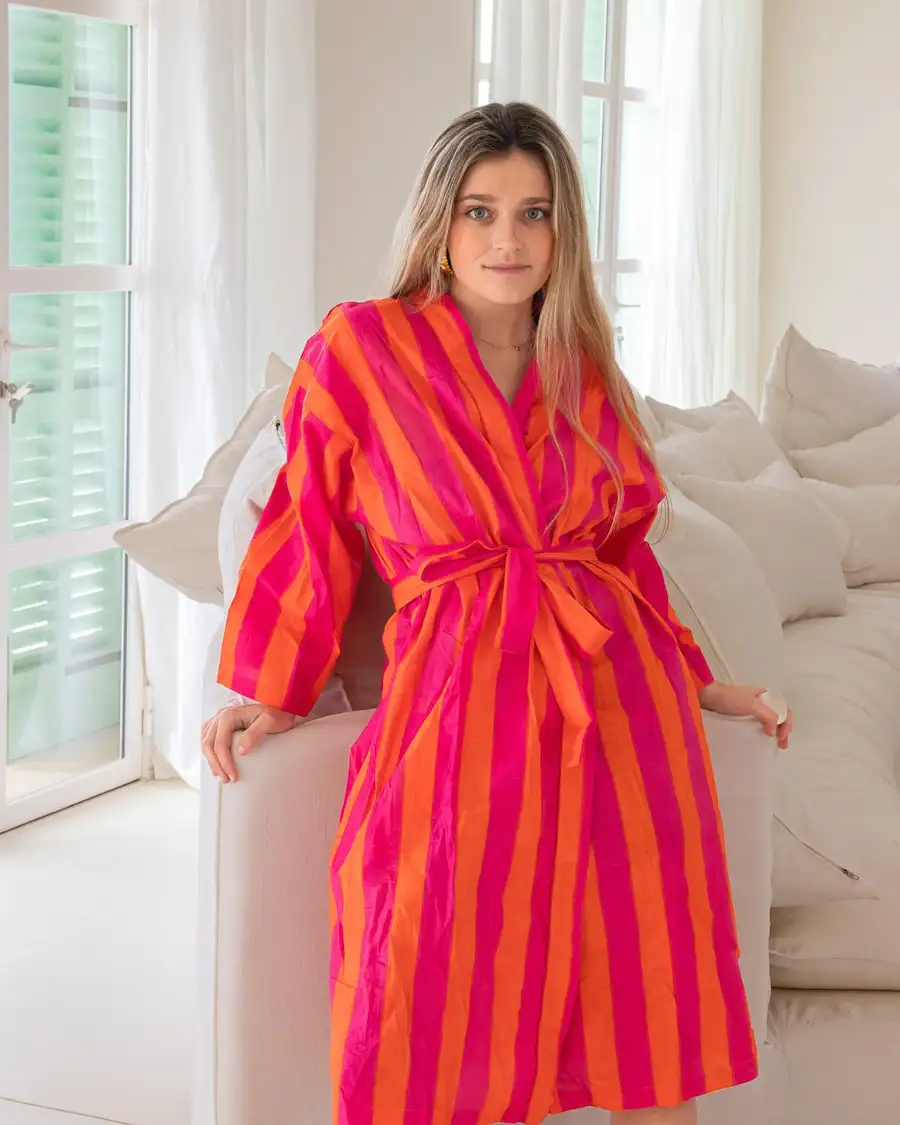 Albornoz de mujer ligero con diseño de rayas en tonos fucsia y naranja