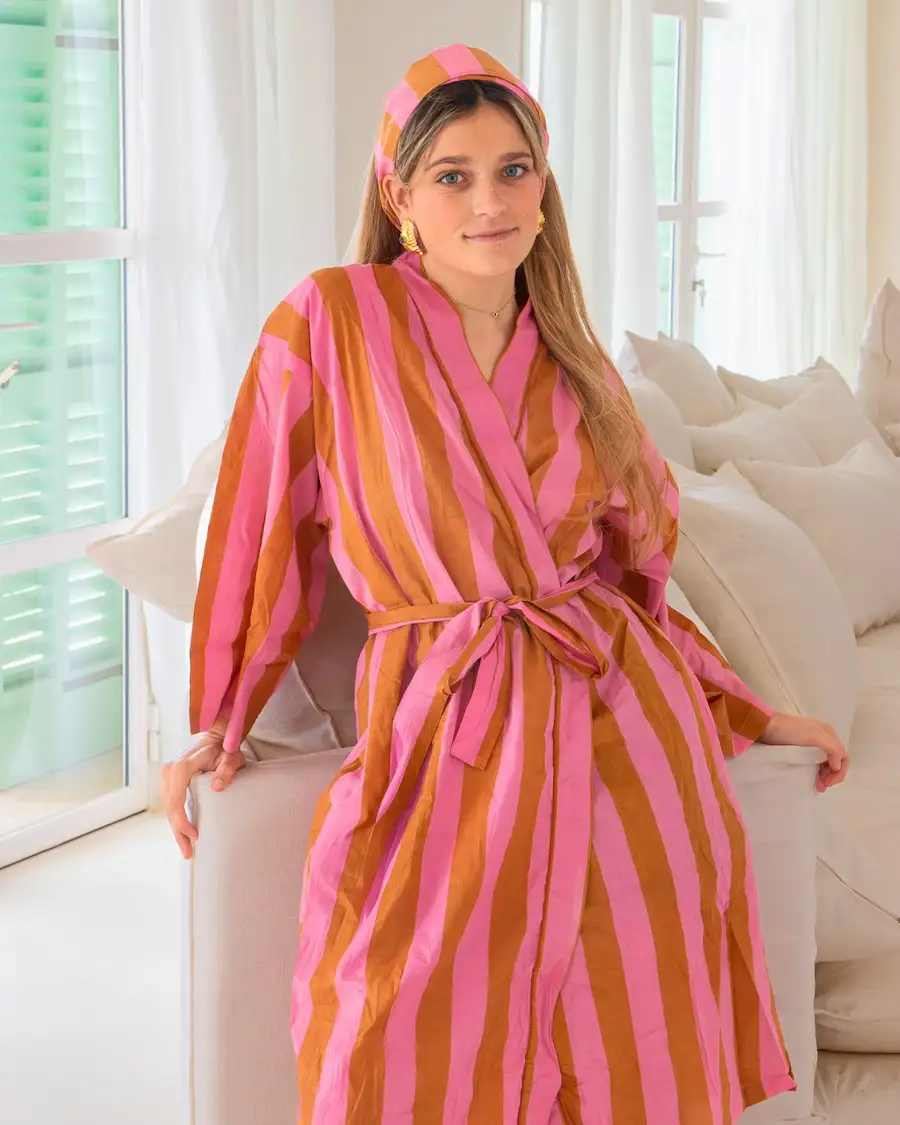 Albornoz de mujer ligero con diseño de rayas en tono rosa