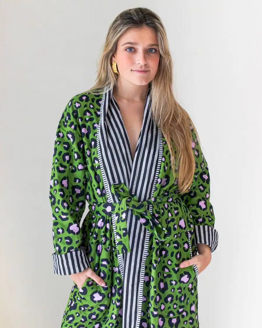 Albornoz de mujer animal print verde con detalles en contraste a rayas