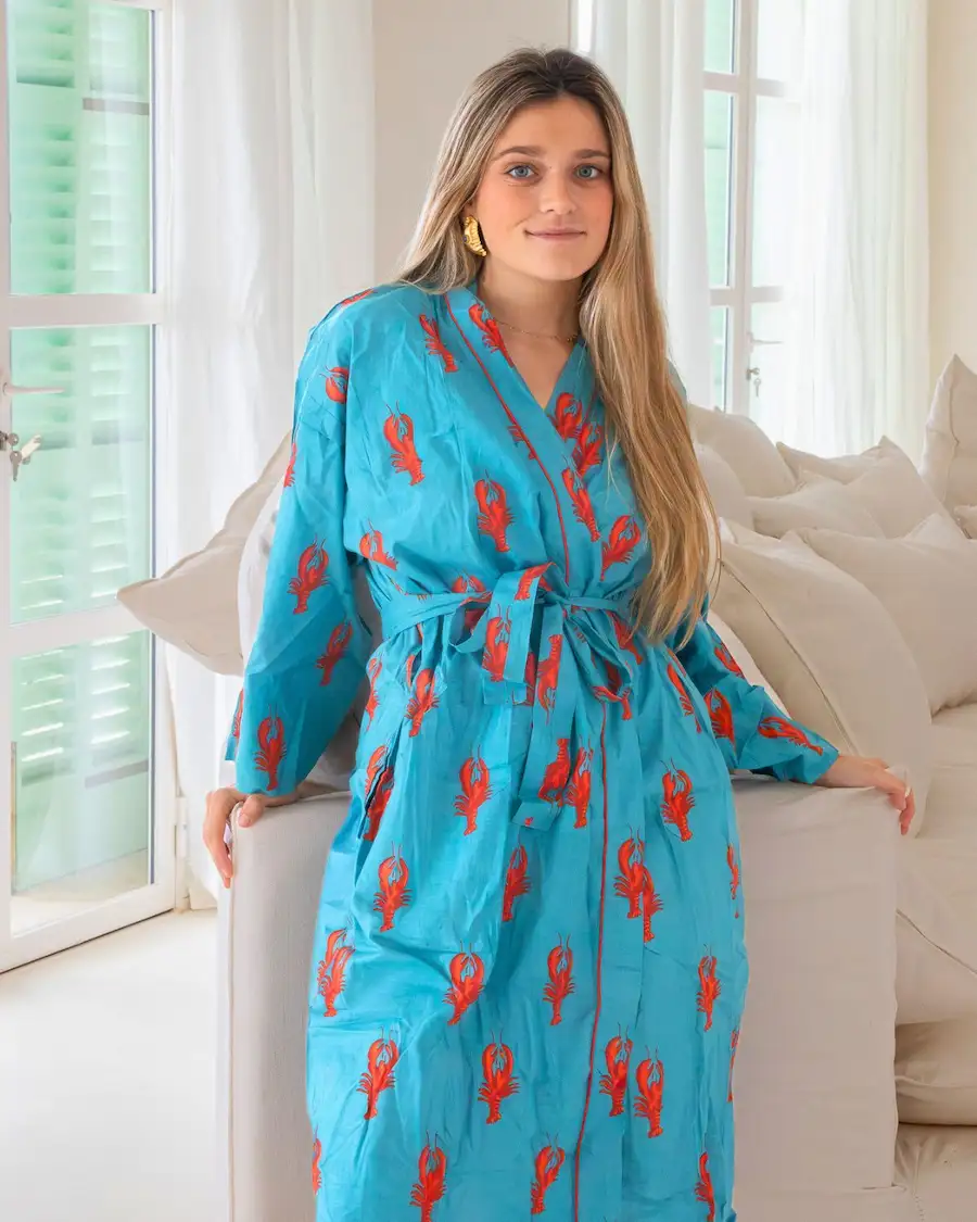 Albornoz de mujer ligero con estampado de langosta estilo mediterráneo