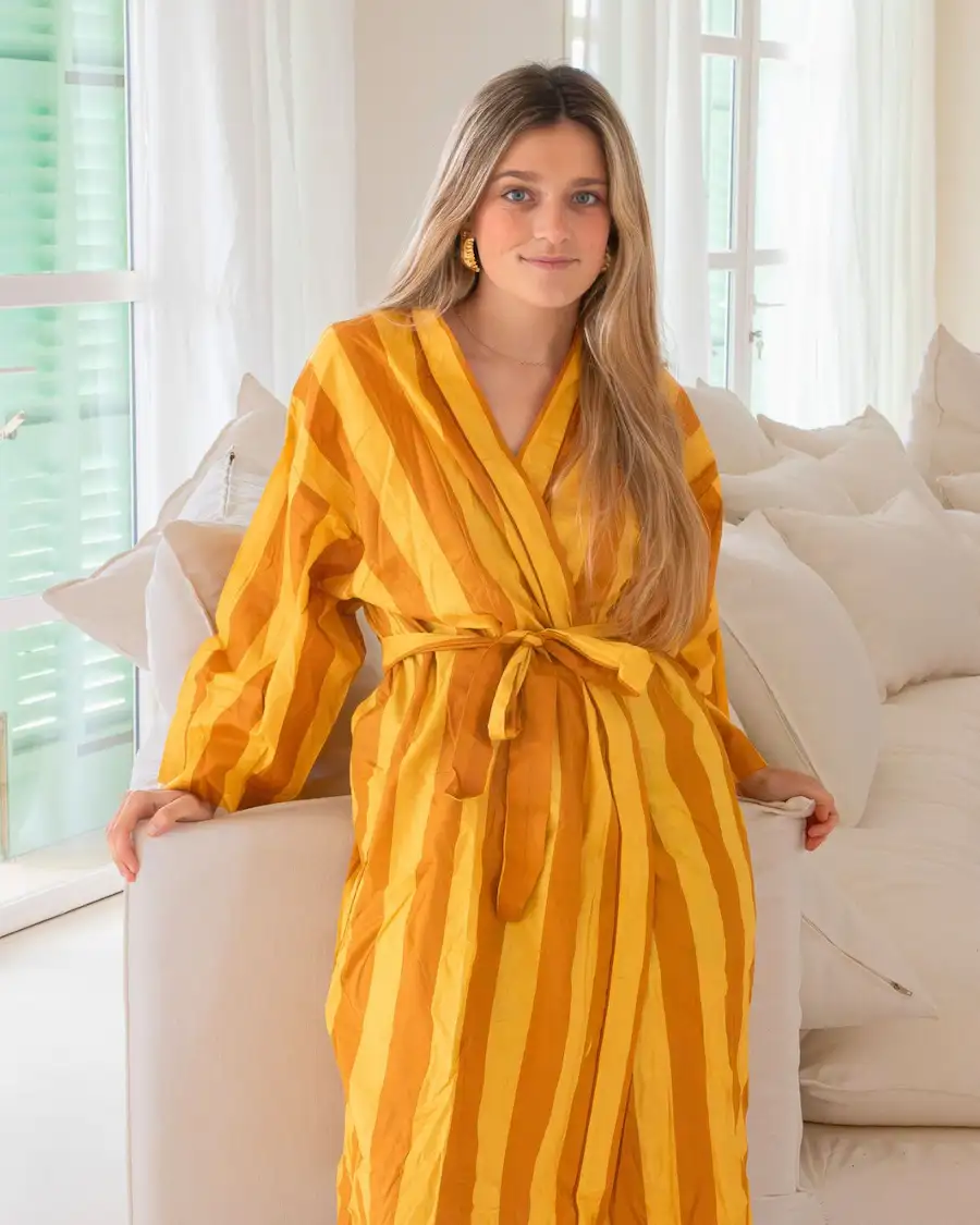 Albornoz de mujer ligero con diseño de rayas en tono mostaza