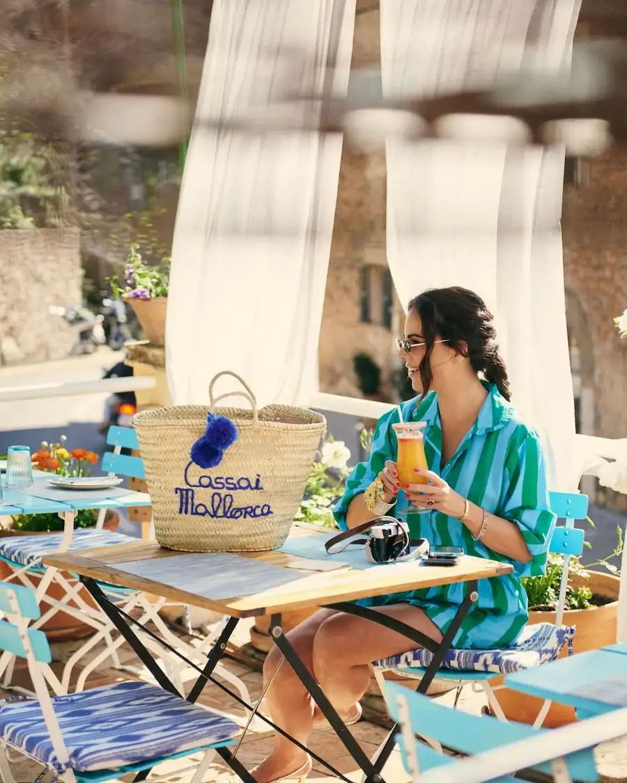 Conjunto a rayas verdes inspirado en la estética mediterránea, ideal para un look fresco y veraniego.