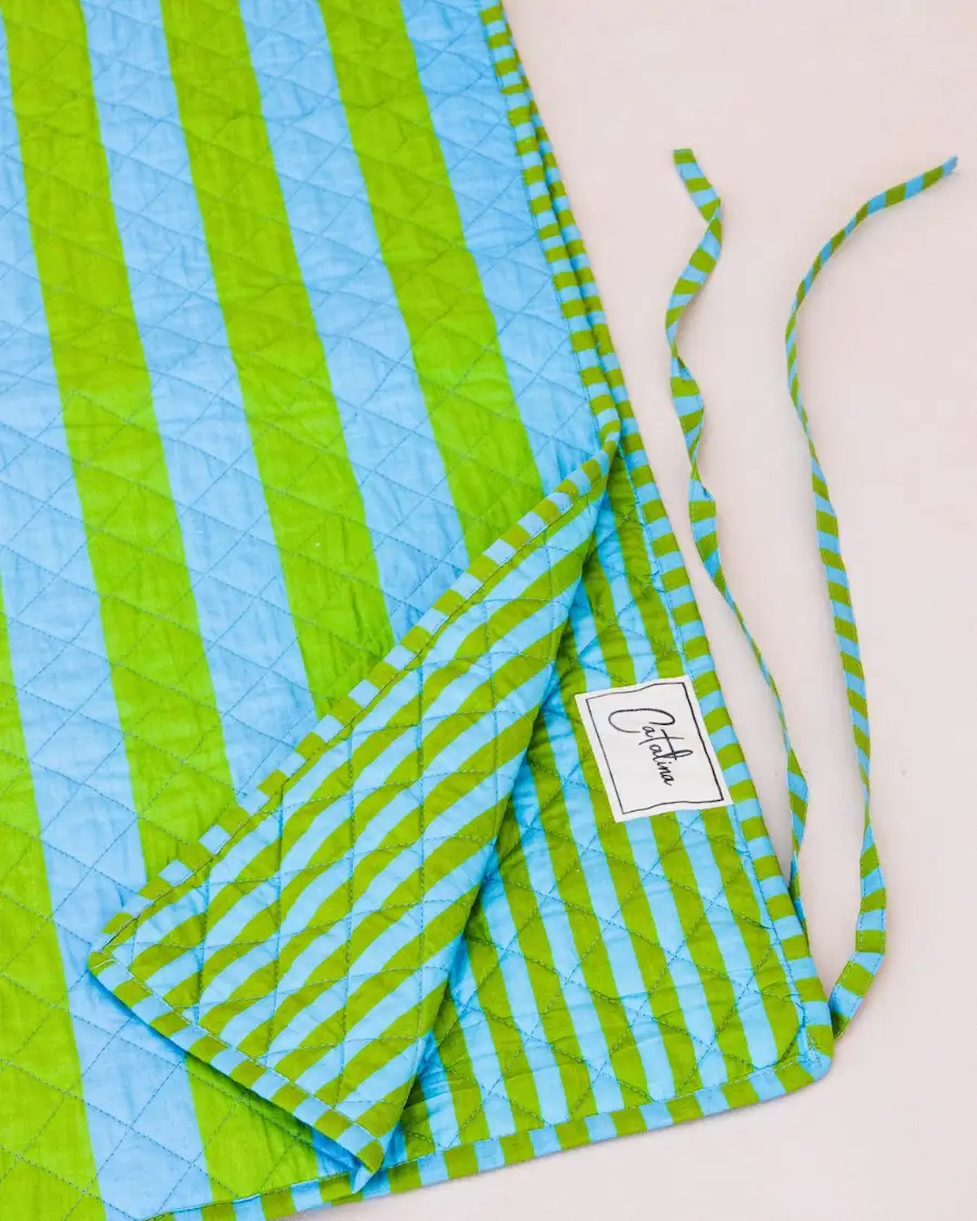 Manta acolchada de rayas Capri en tonos verde y celeste de inspiración mediterránea