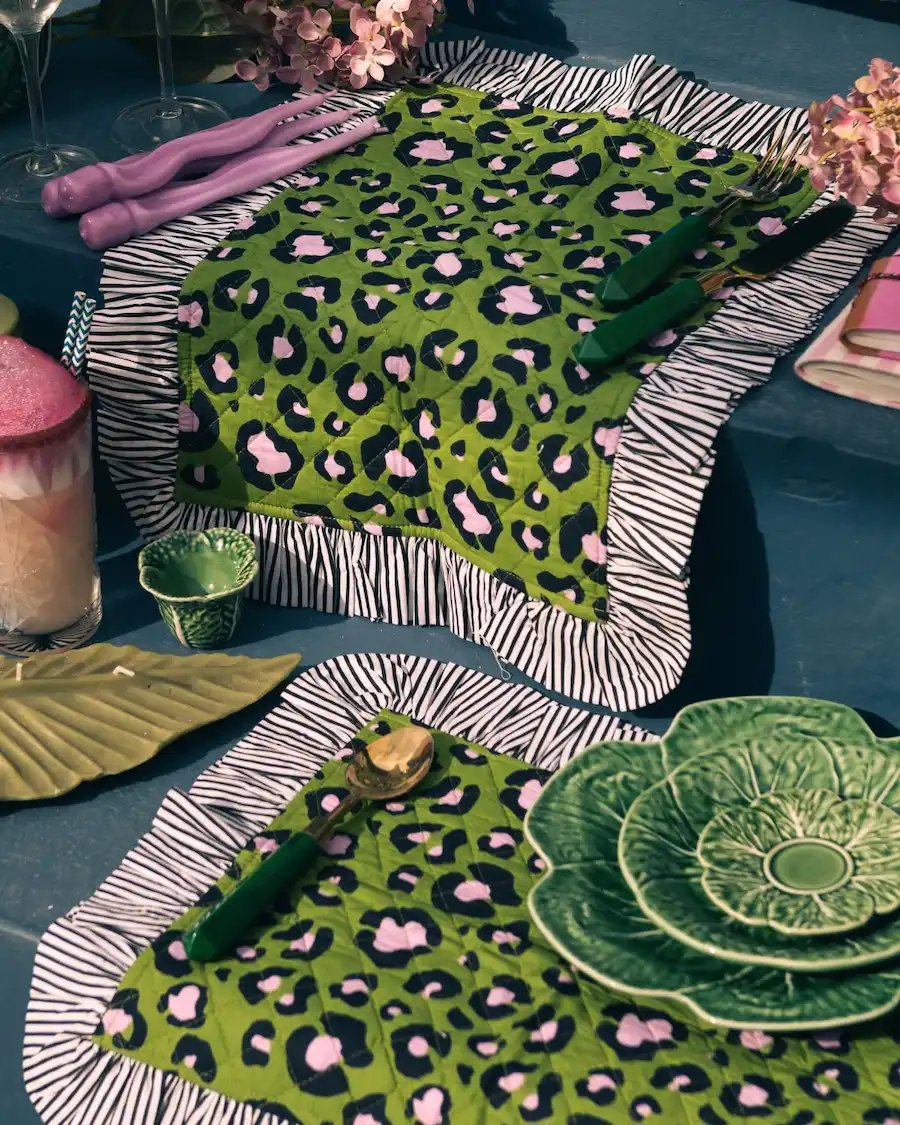 Una mesa vibrante y mediterránea donde el animal print se convierte en arte decorativo.