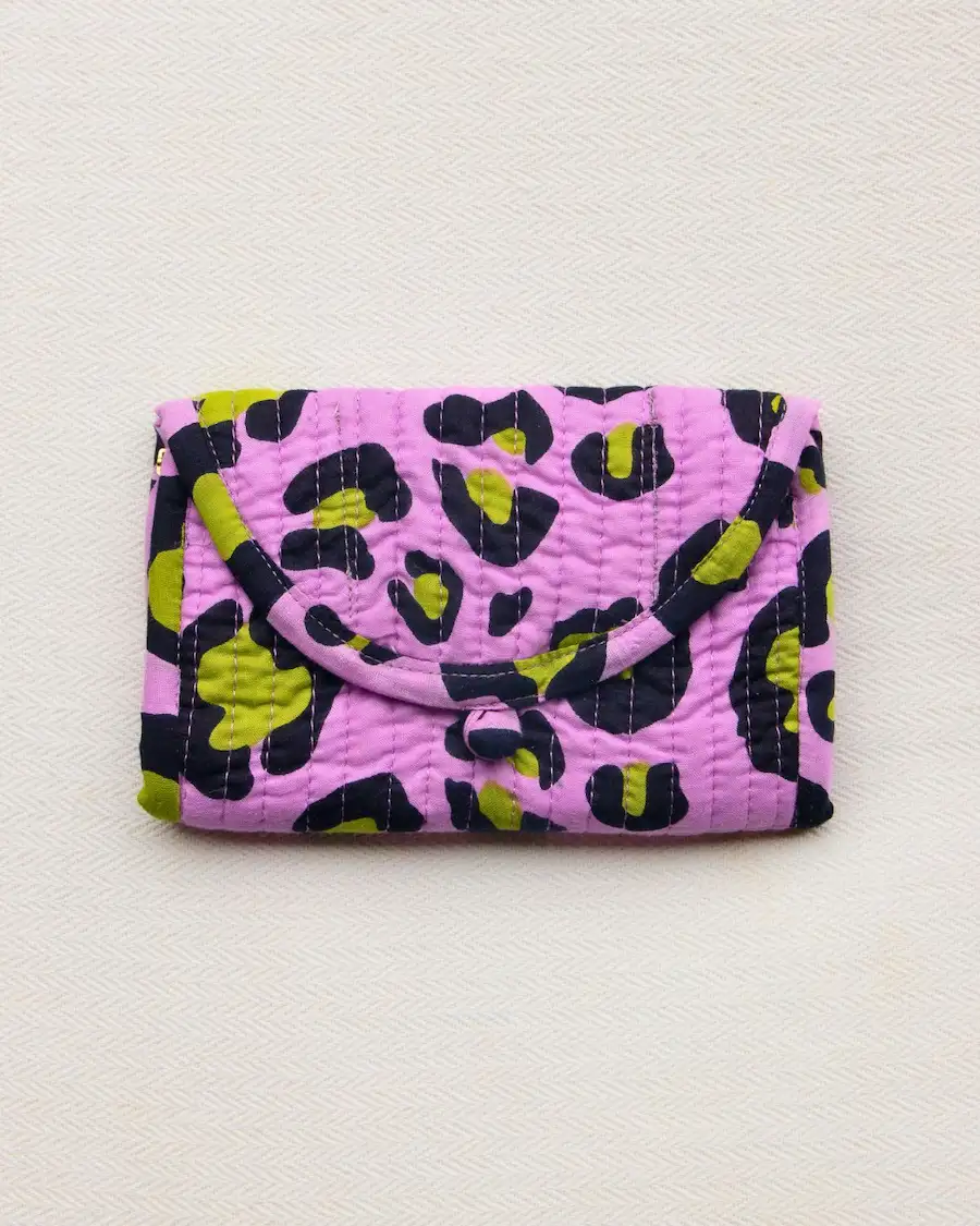 Monedero acolchado con estampado animal print lila