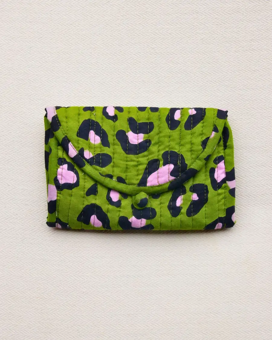 Monedero acolchado con estampado animal print verde