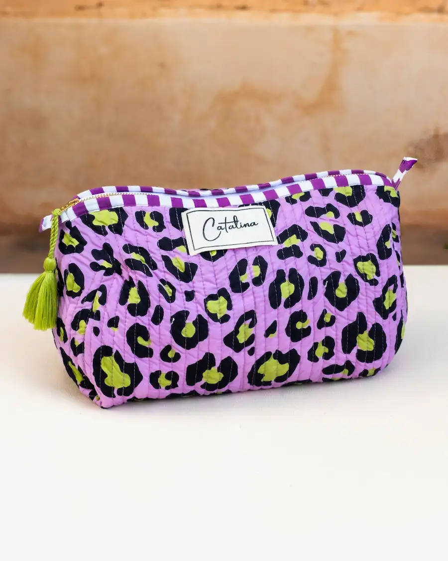 Neceser acolchado estructurado con estampado animal print lila