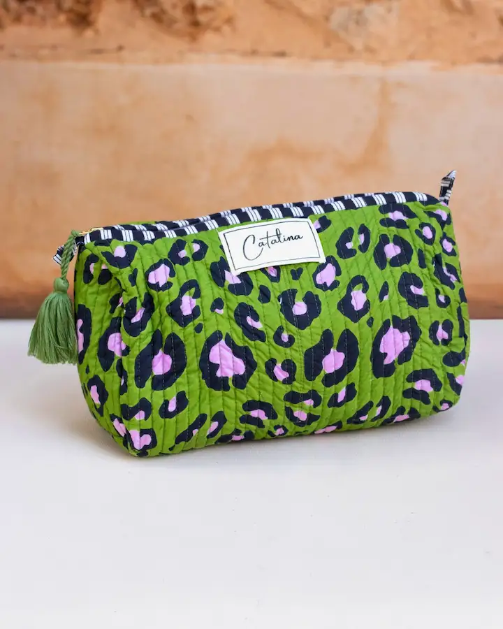 Neceser acolchado estructurado con estampado animal print verde