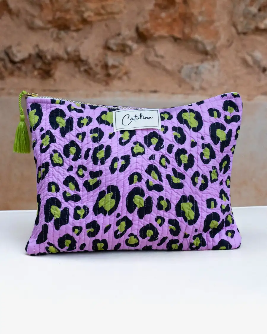 Neceser plano acolchado con estampado animal print lila