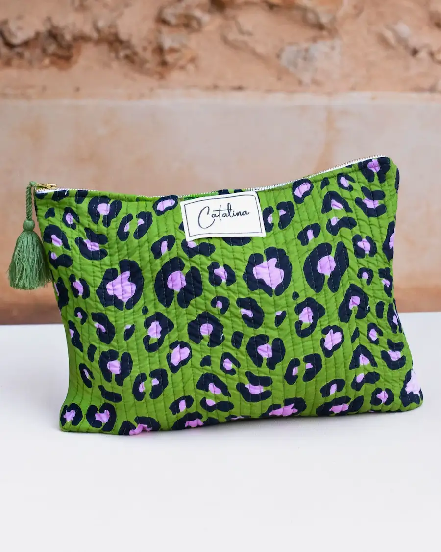 Neceser plano acolchado con estampado animal print verde