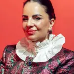 Pendientes granate cuadrados con diseño elegante en modelo con estilo sofisticado