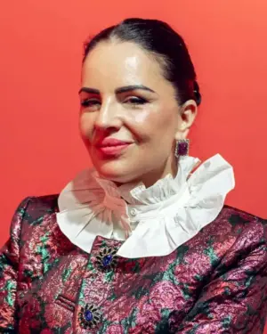 Pendientes granate cuadrados con diseño elegante en modelo con estilo sofisticado