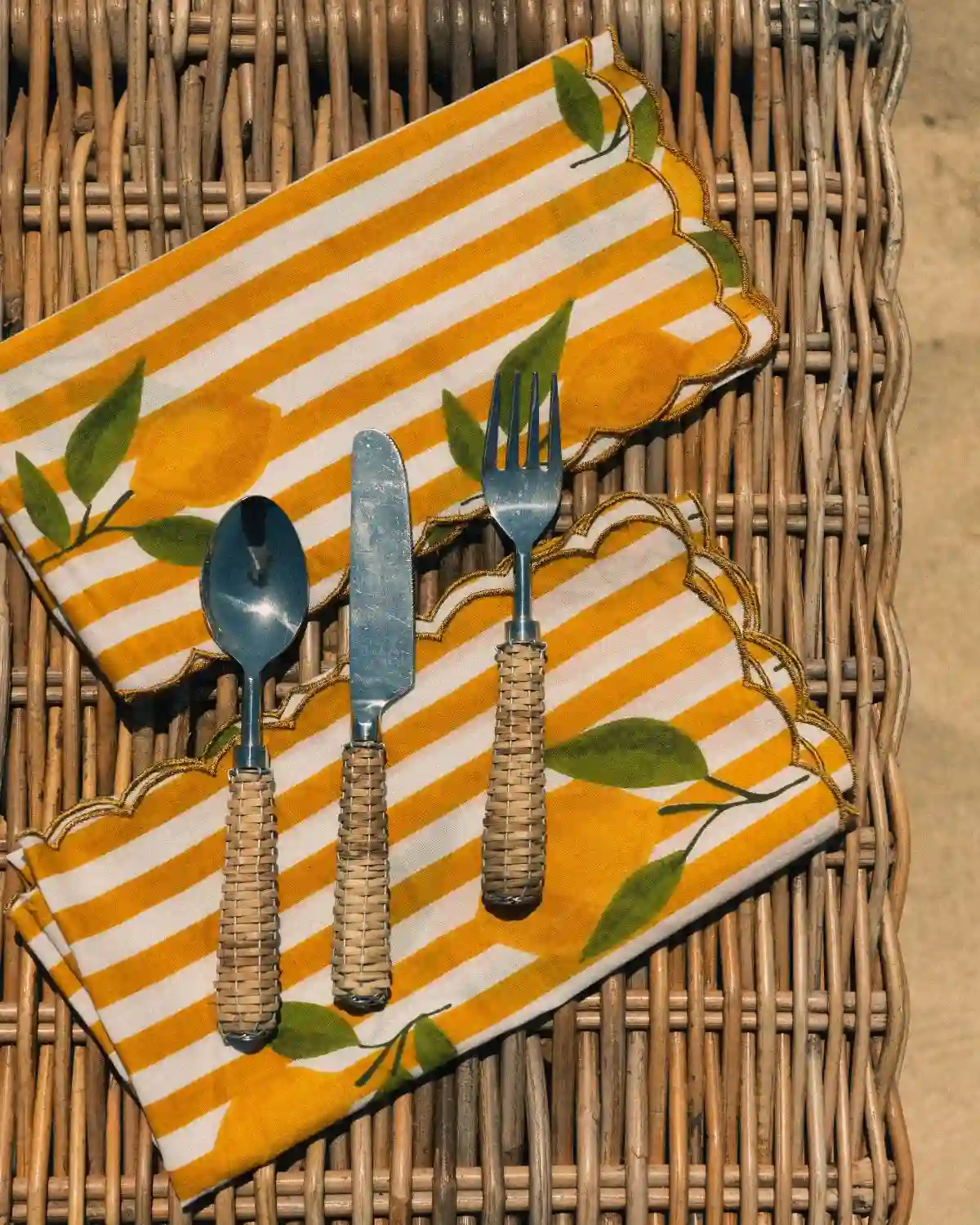 Servilletas Rayas Limón con estampado amarillo y blanco, motivos de limones y borde festoneado.