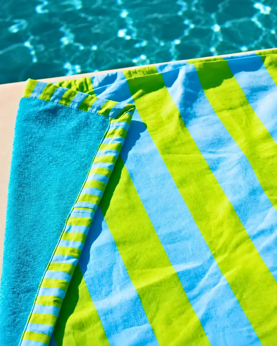 Toalla de playa estampada para mujer inspirada en los colores del Mediterráneo. Diseño exclusivo de la Colección Catalina 2026 de Cassai Home.