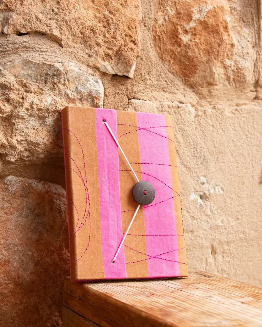 Agenda tamaño S con diseño de rayas rosa y camel
