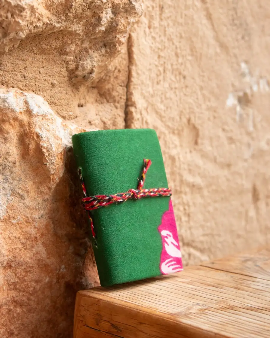 Mini agenda compacta verde con detalle floral estilo mediterráneo