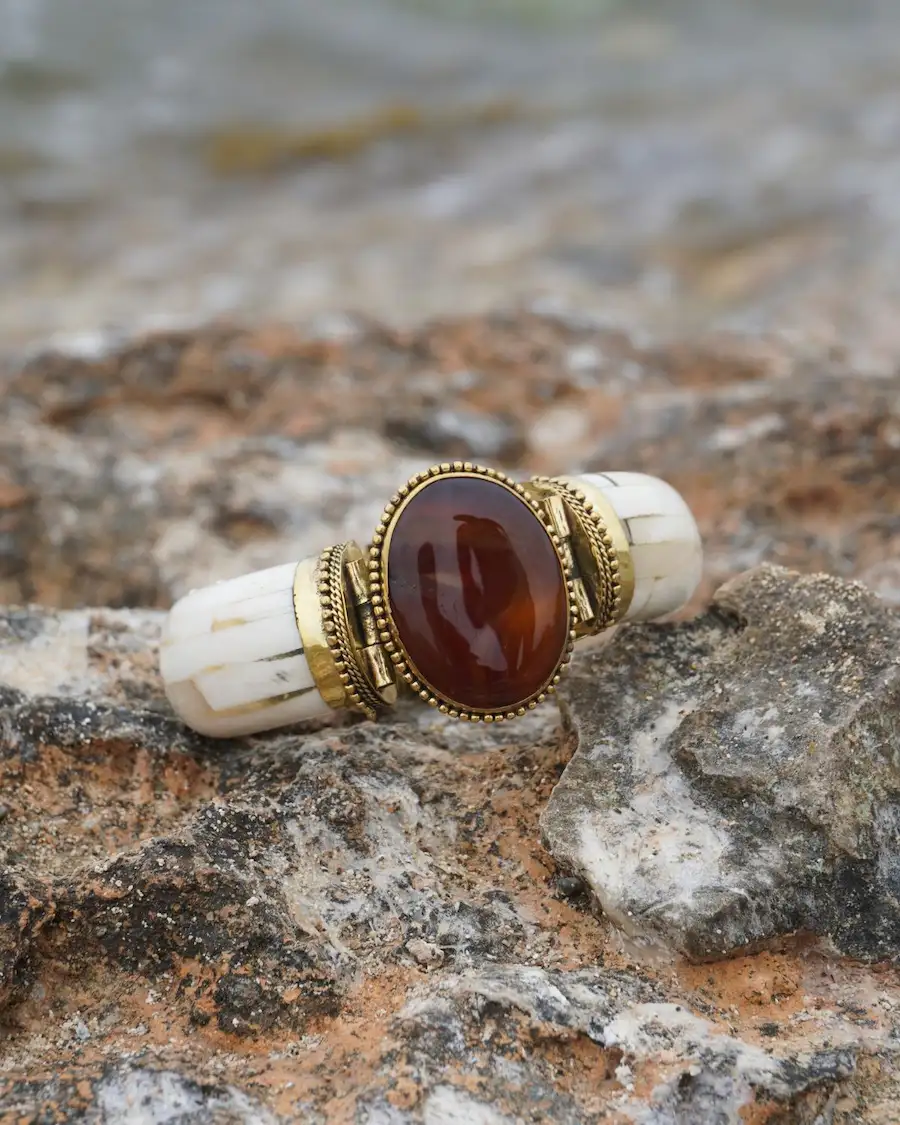 Brazalete ámbar intenso con acabado dorado y base marfil