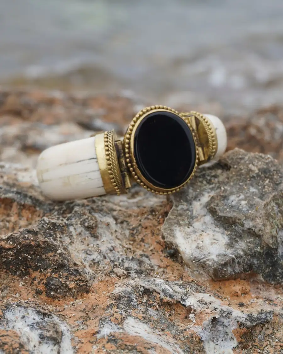 Brazalete negro intenso estilo mediterráneo
