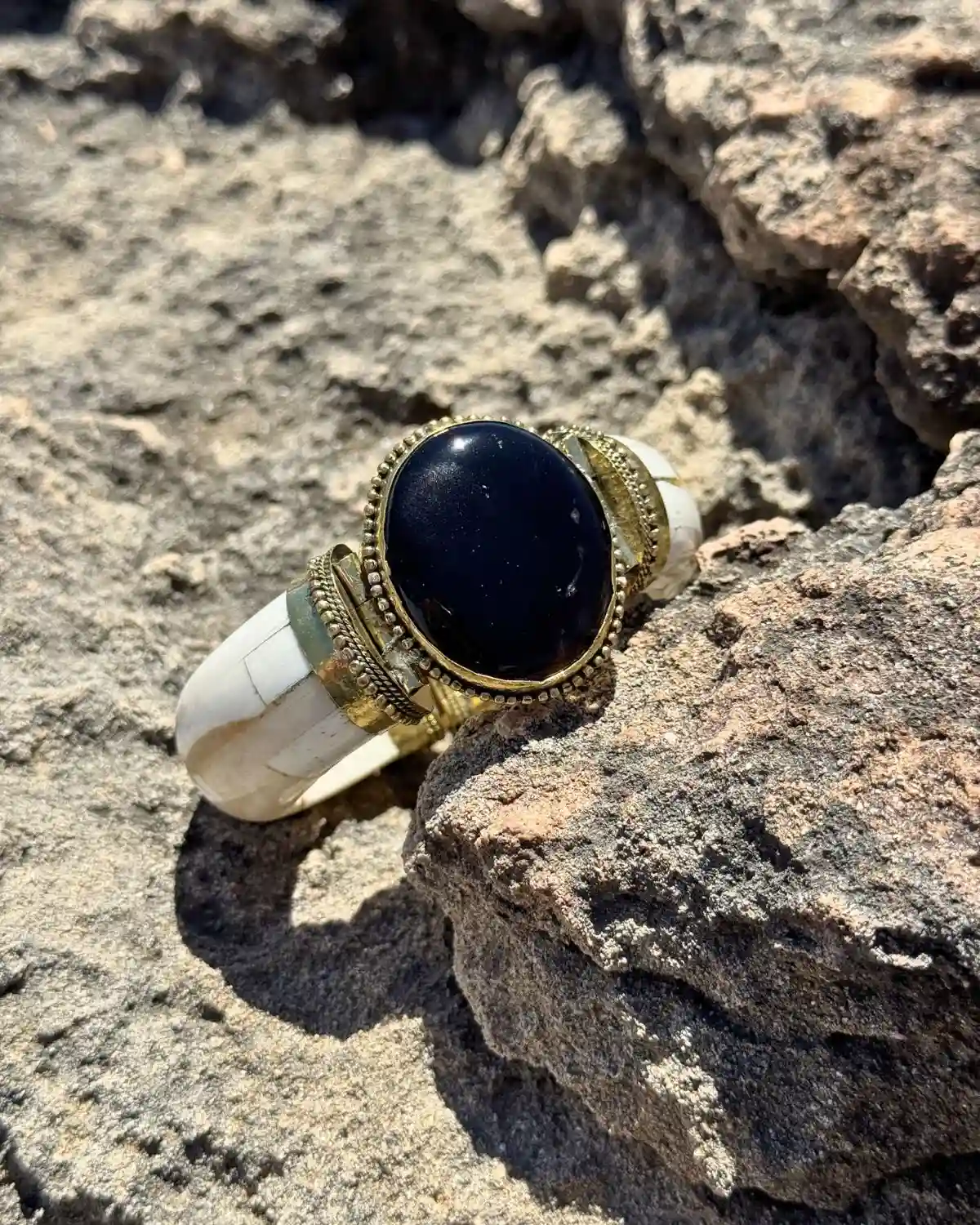 Pieza artesanal inspirada en la elegancia oscura del Mediterráneo.