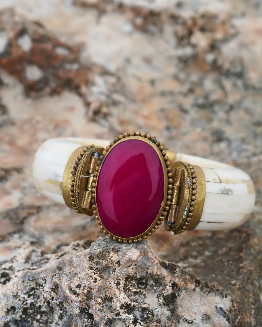 Brazalete rojo intenso con acabado dorado, pieza statement de inspiración mediterránea