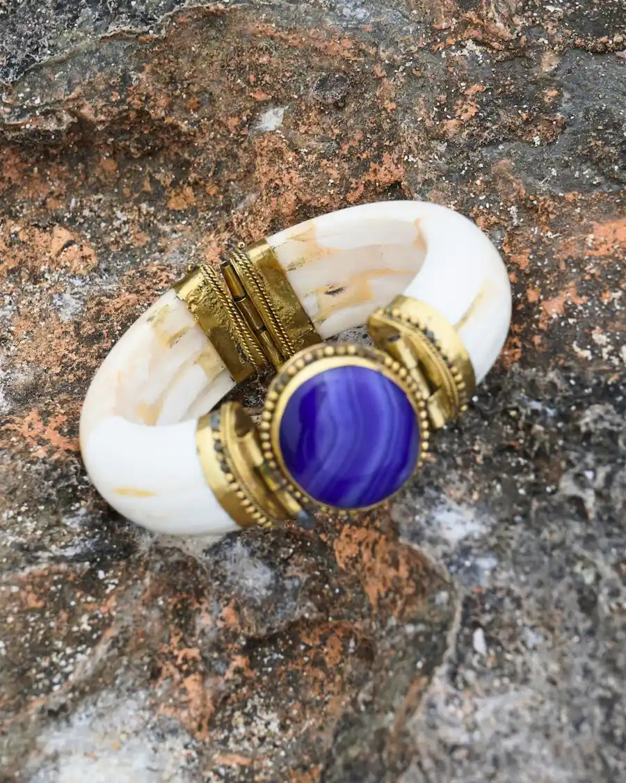 Brazalete violeta intenso con acabado dorado, pieza protagonista de estilo mediterráneo