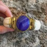 Brazalete índigo mediterráneo con piedra azul oval y detalles artesanales dorados