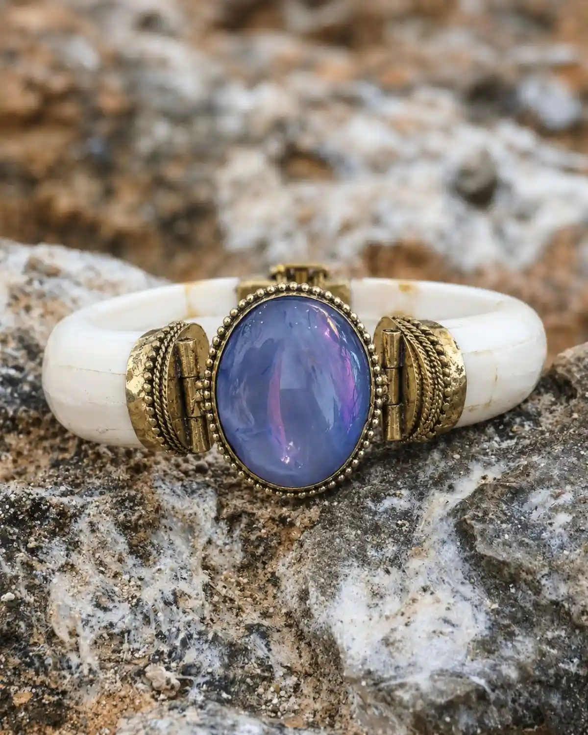 Brazalete artesanal mediterráneo con piedra lavanda iridiscente.