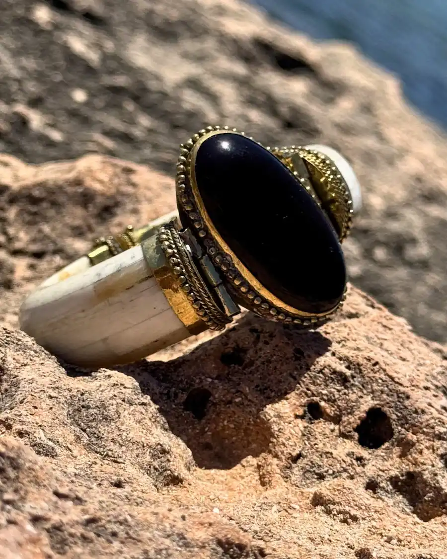 Pieza artesanal inspirada en la elegancia sofisticada del Mediterráneo.