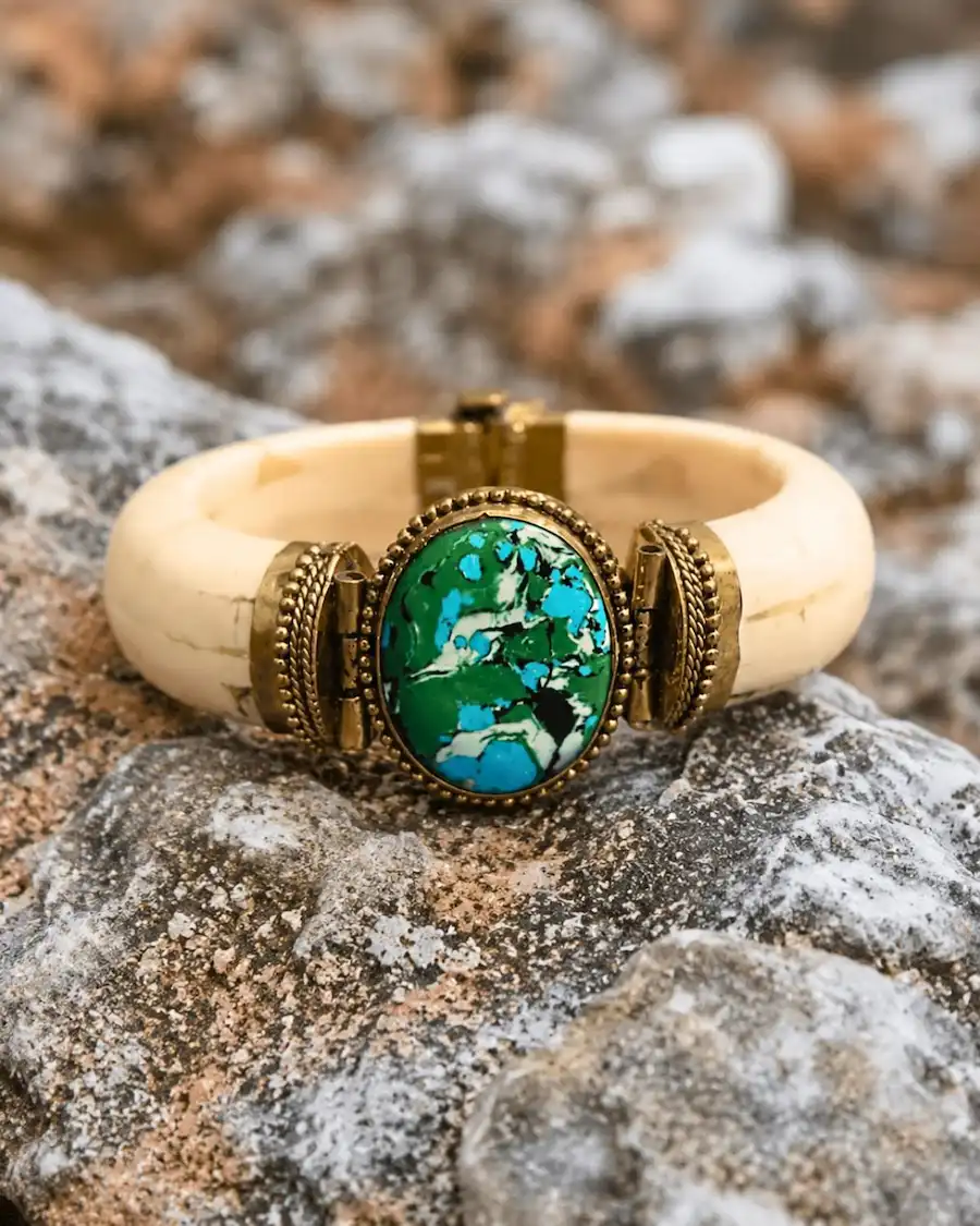 Brazalete artesanal inspirado en los colores del mar Mediterráneo y las piedras naturales.