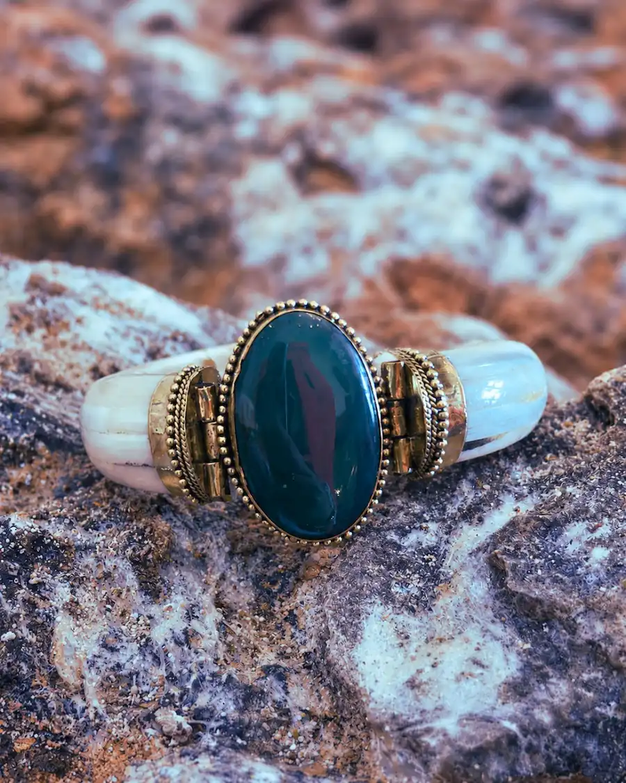 Brazalete artesanal mediterráneo con piedra verde obsidiana brillante.