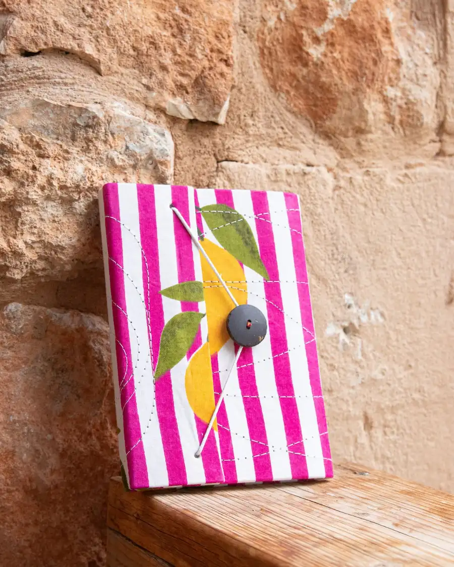 Agenda compacta con diseño mediterráneo