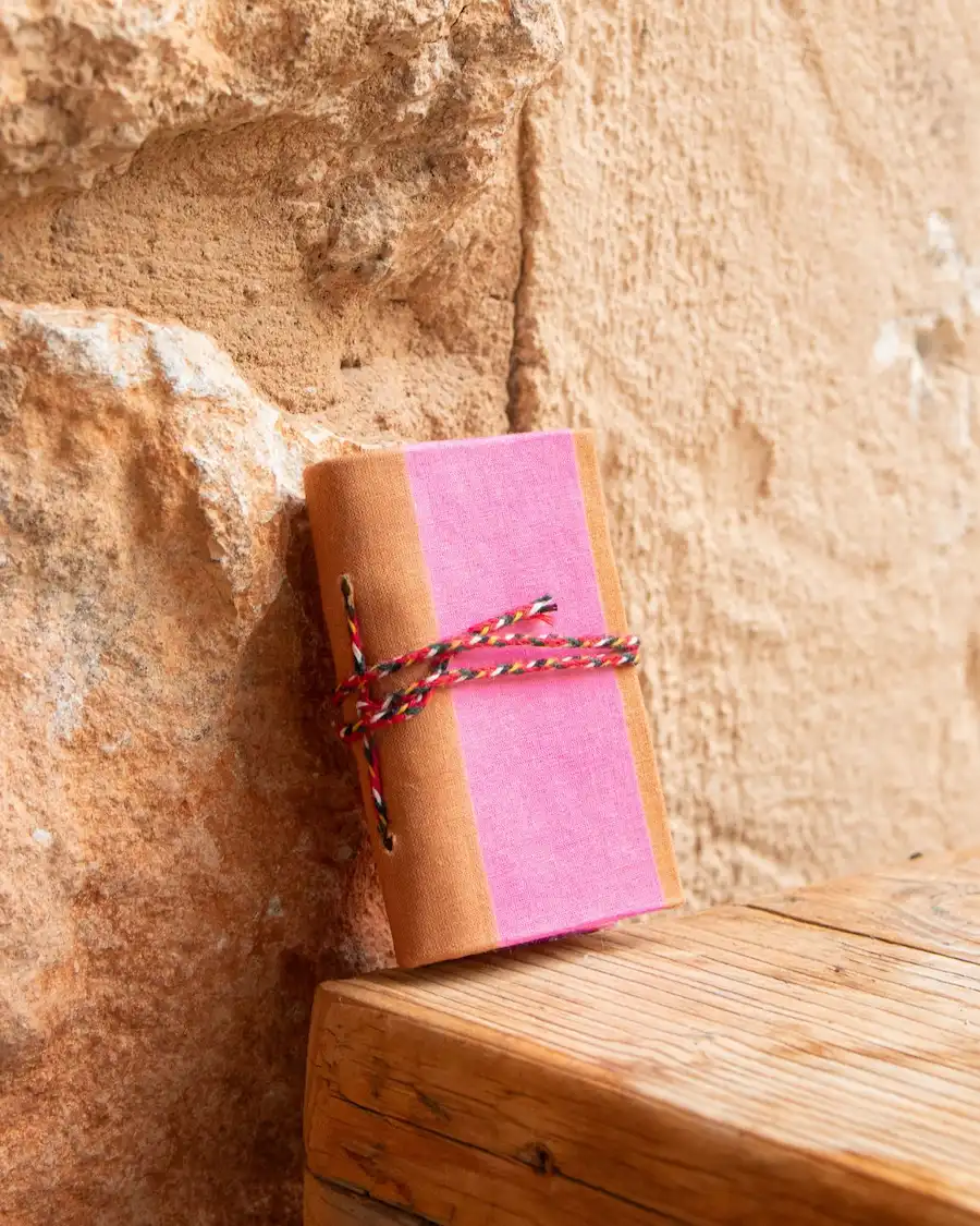 Mini agenda compacta con rayas rosa y camel