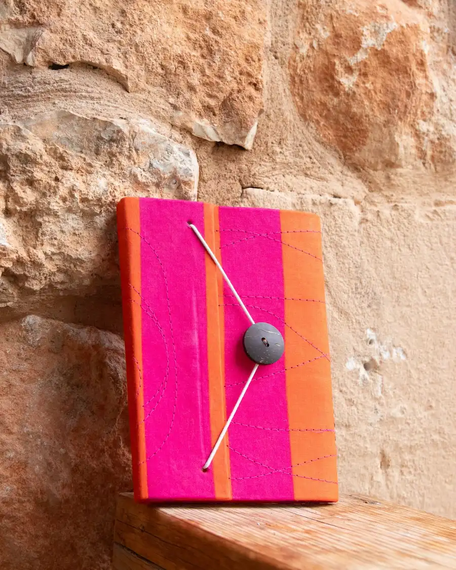 Agenda tamaño S con rayas fucsia y naranja vibrantes