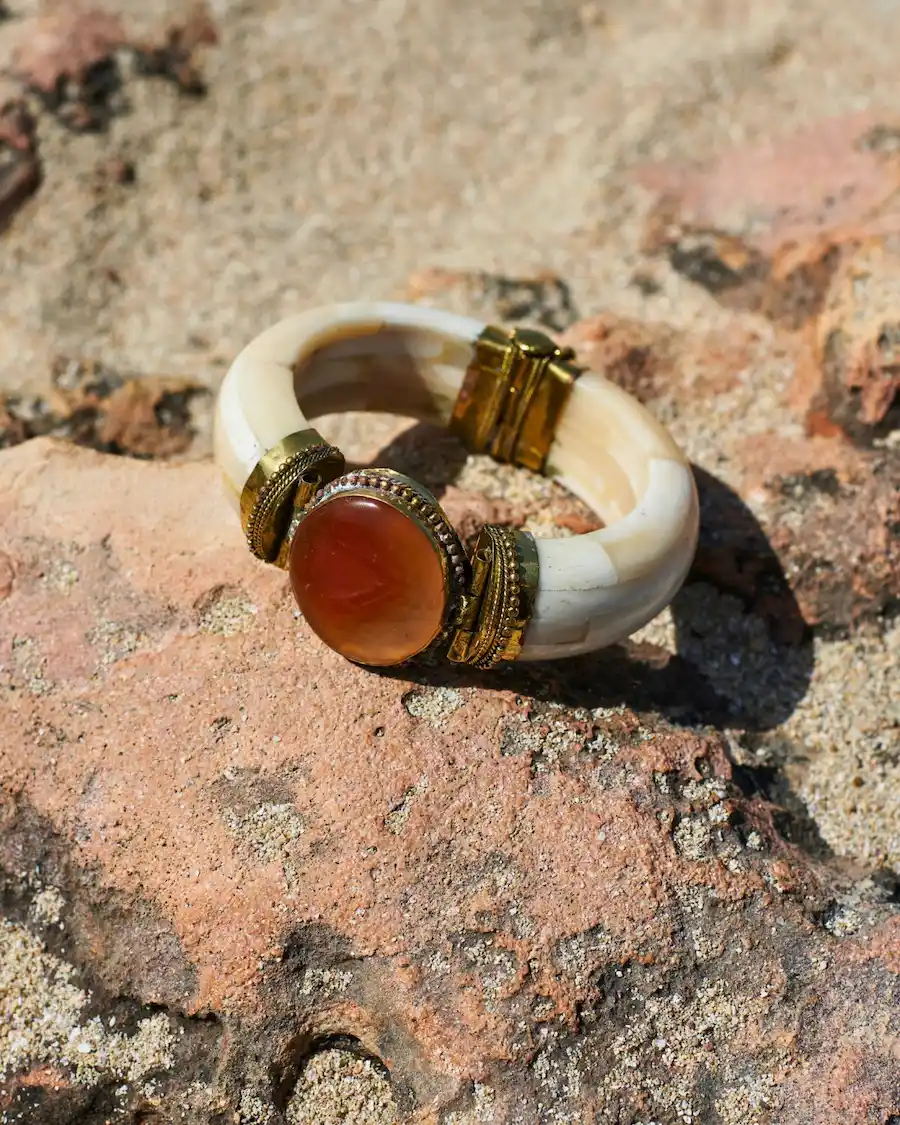 Brazalete Atardecer Ámbar inspirado en la luz cálida del Mediterráneo