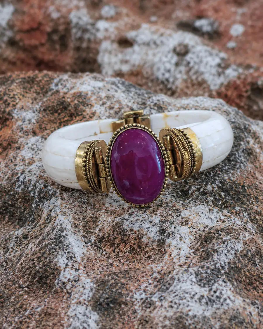 Brazalete artesanal mediterráneo con piedra color vino borgoña.