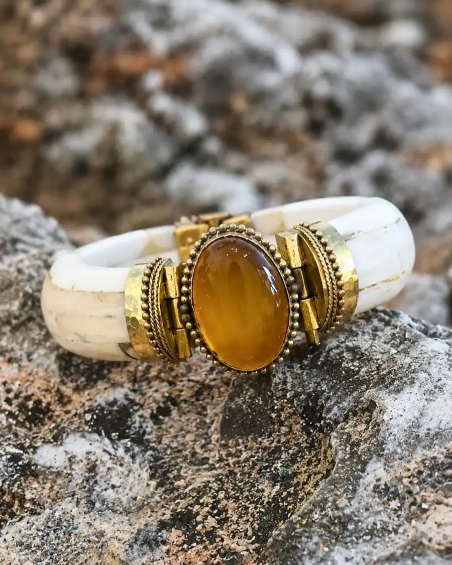 Brazalete artesanal inspirado en los tonos cálidos y elegantes del Mediterráneo.