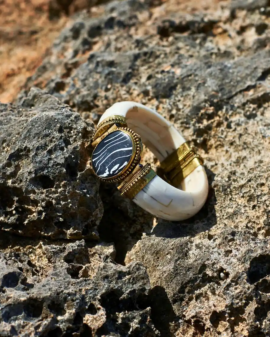 Brazalete Obsidiana Dorada inspirado en la elegancia sofisticada del Mediterráneo.