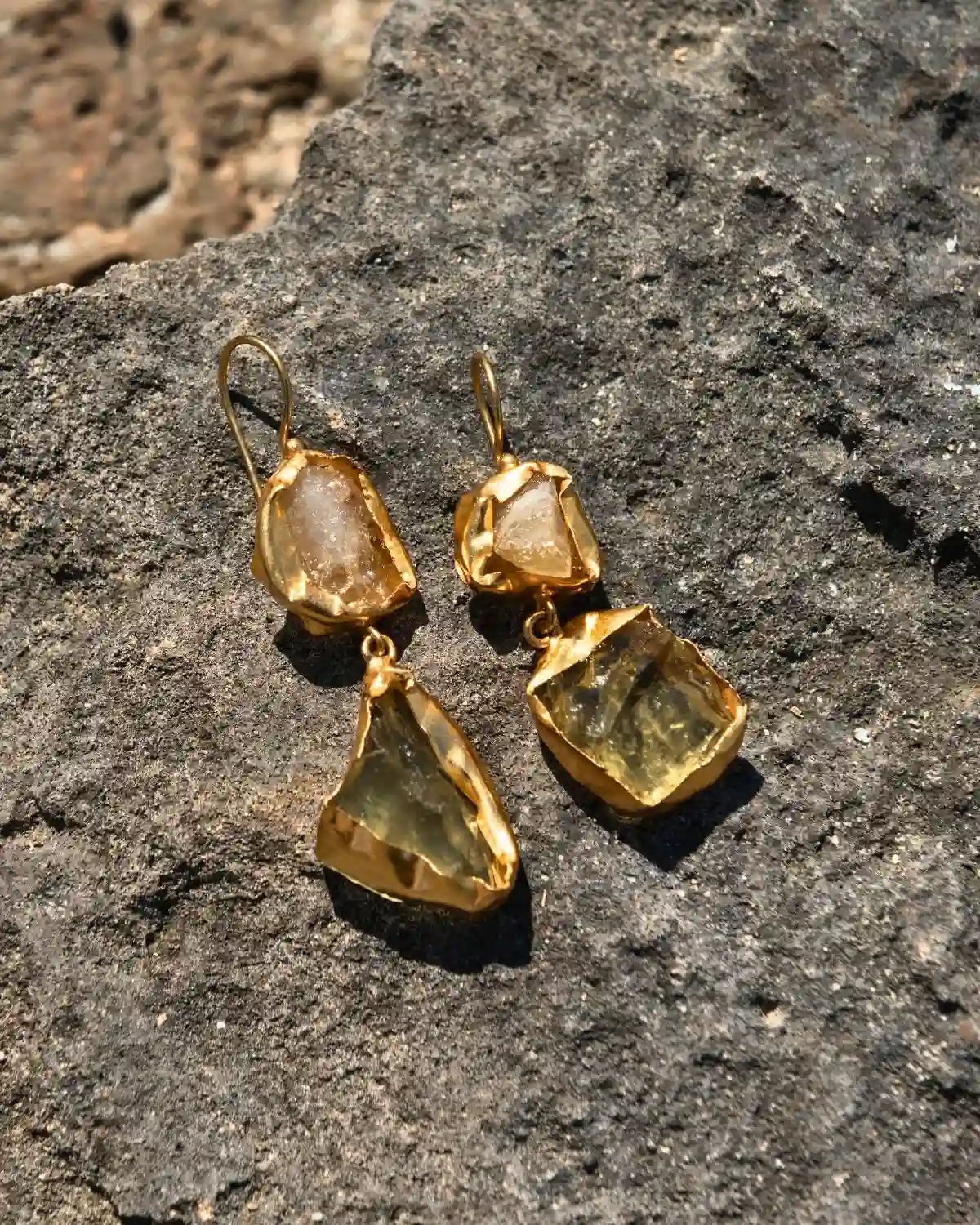 Pendientes artesanales de piedras naturales en tonos miel inspirados en la luz y calidez del Mediterráneo.