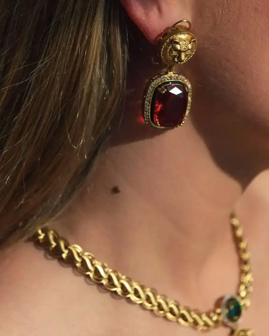 Pendientes largos con cristal facetado en color granate y acabado bañado en oro. Una joya elegante de inspiración mediterránea para eventos y ocasiones especiales.