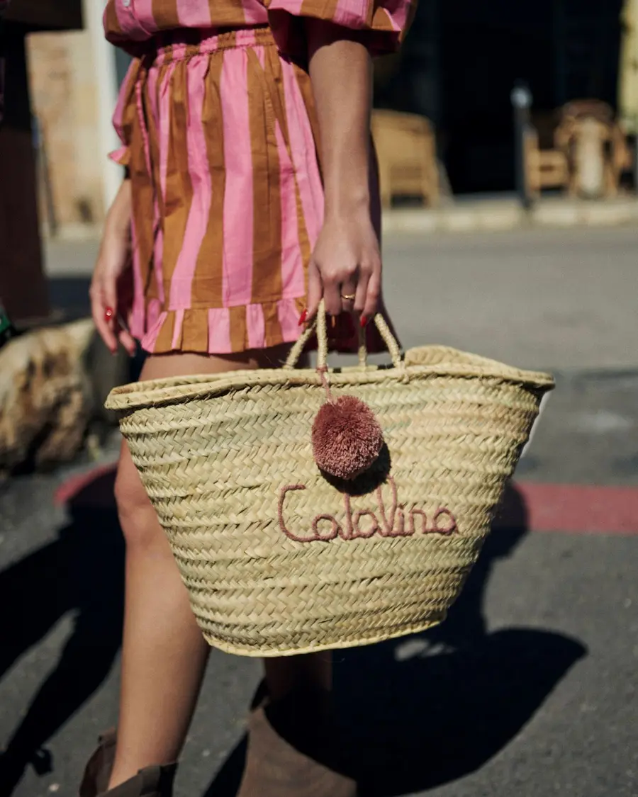 Short de algodón con rayas rosa, coral y terracota, cintura elástica y volante en el bajo. Colección Catalina 2026 de Cassai Home & Fashion.