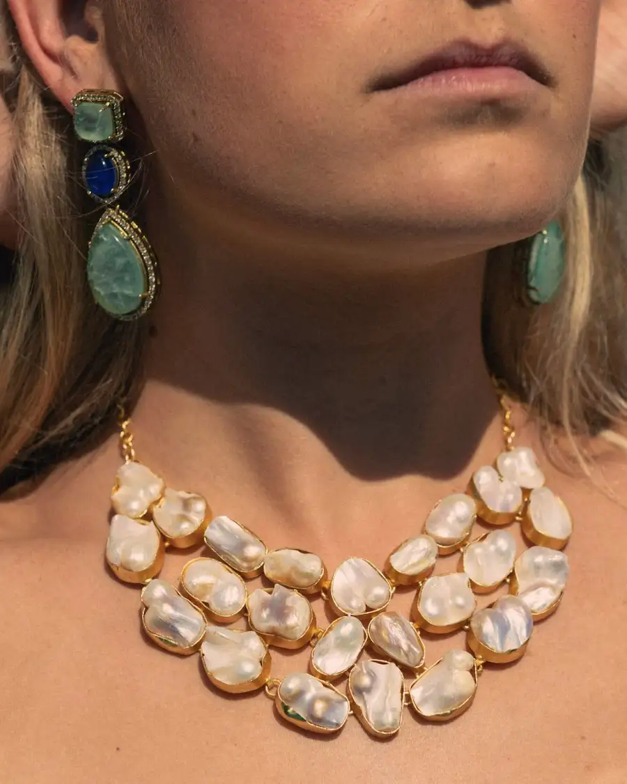 Collar de perlas naturales barrocas bañado en oro con diseño de tres filas inspirado en la elegancia del Mediterráneo.