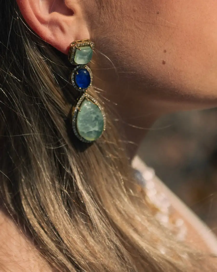 Pendientes largos con piedras en tonos verde agua y azul cobalto de inspiración mediterránea. Un diseño elegante bañado en oro de Cassai Home & Fashion.