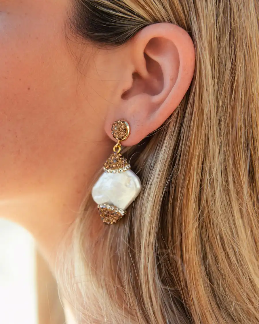 Pendientes de nácar natural con cristales strass dorados y diseño de inspiración mediterránea. Una joya elegante para celebraciones y ocasiones especiales.