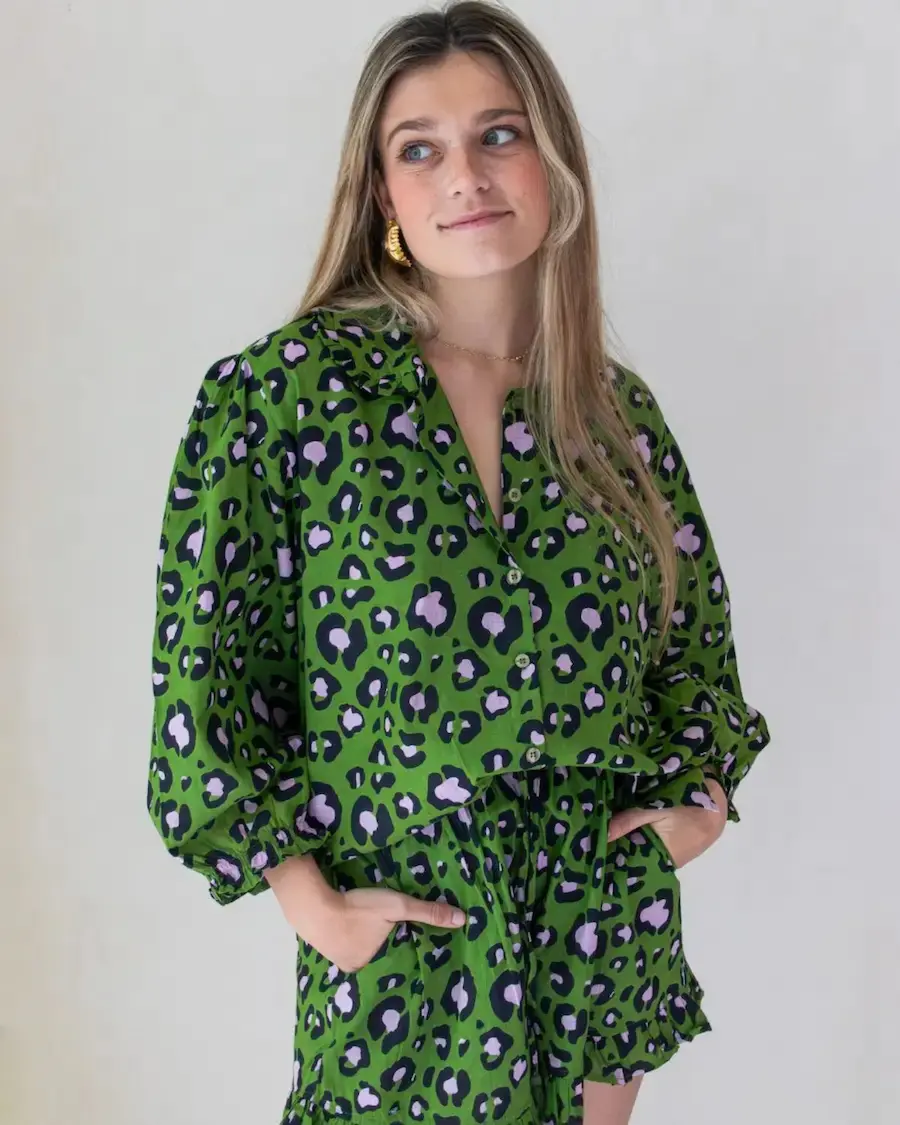Short Animal Print Verde Mediterráneo con cintura elástica y estampado exclusivo inspirado en la naturaleza y los colores del Mediterráneo.
