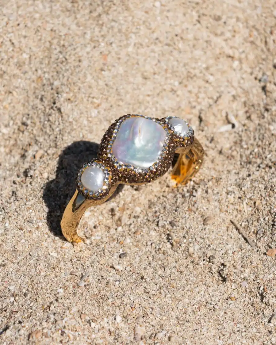 El Brazalete Nácar Imperial Mediterráneo combina nácar natural, cristales pavé y un elegante acabado dorado en una joya artesanal inspirada en la luz y la belleza del Mediterráneo.