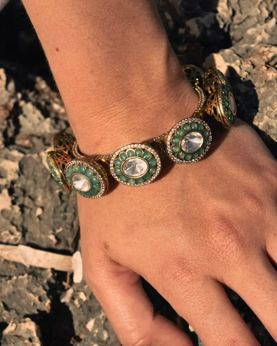 El Brazalete Jade Mediterráneo Cassai Home combina latón dorado, cristales verde agua y un diseño inspirado en la elegancia del Mediterráneo. Una joya statement de la Colección Catalina 2026.