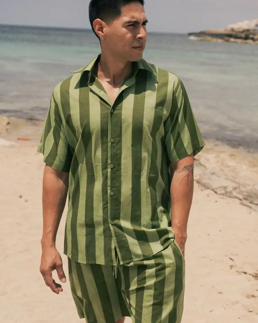 La Camisa Unisex Rayas Mediterráneas Verde combina un diseño oversize, tejido ligero y rayas en tonos verdes para un look relajado inspirado en la costa mediterránea.