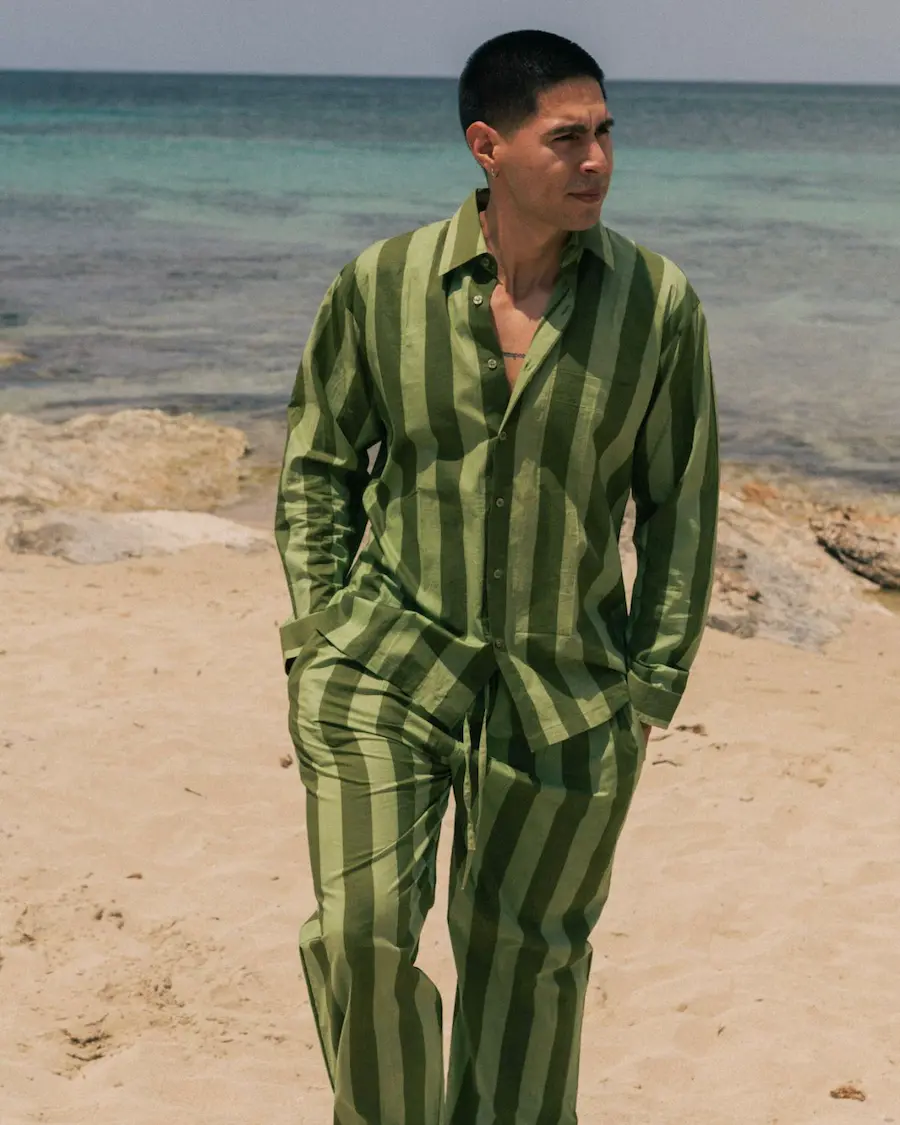 La Camisa Manga Larga Rayas Mujer Verde combina un diseño oversize unisex, algodón ligero y rayas verticales para crear un look relajado inspirado en el Mediterráneo.