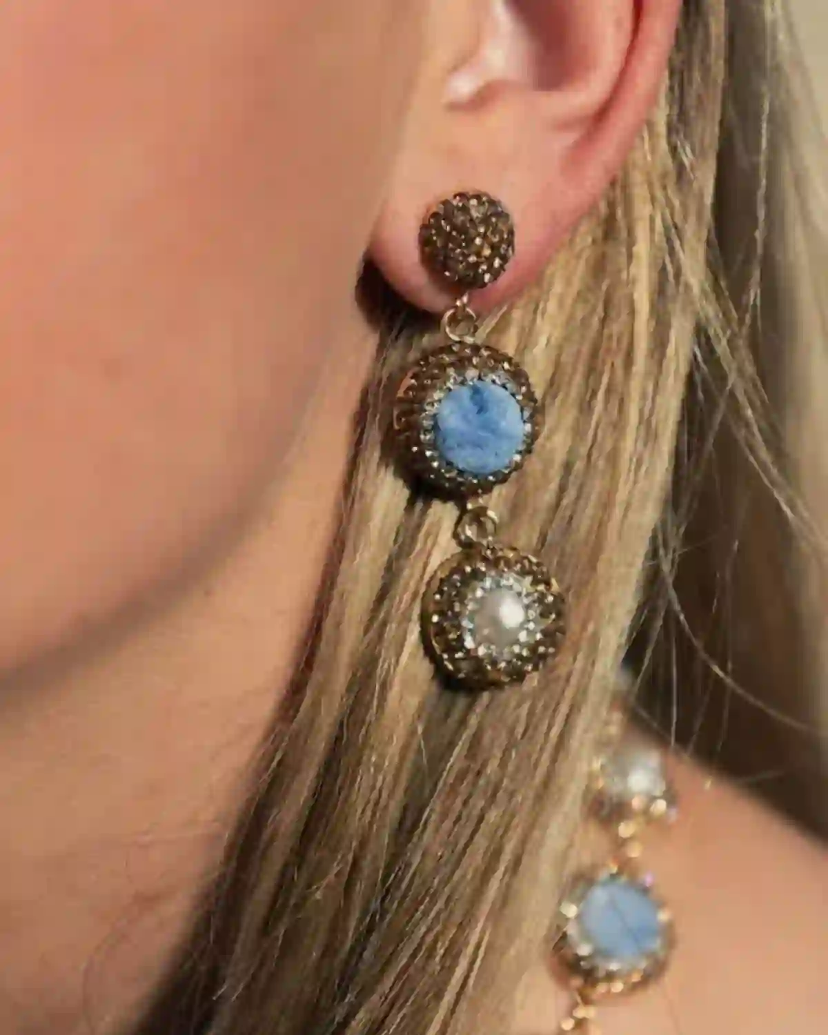Detalle de los Pendientes Bruma Marina Mediterráneo con cristal efecto druzy azul y delicados detalles perlados.