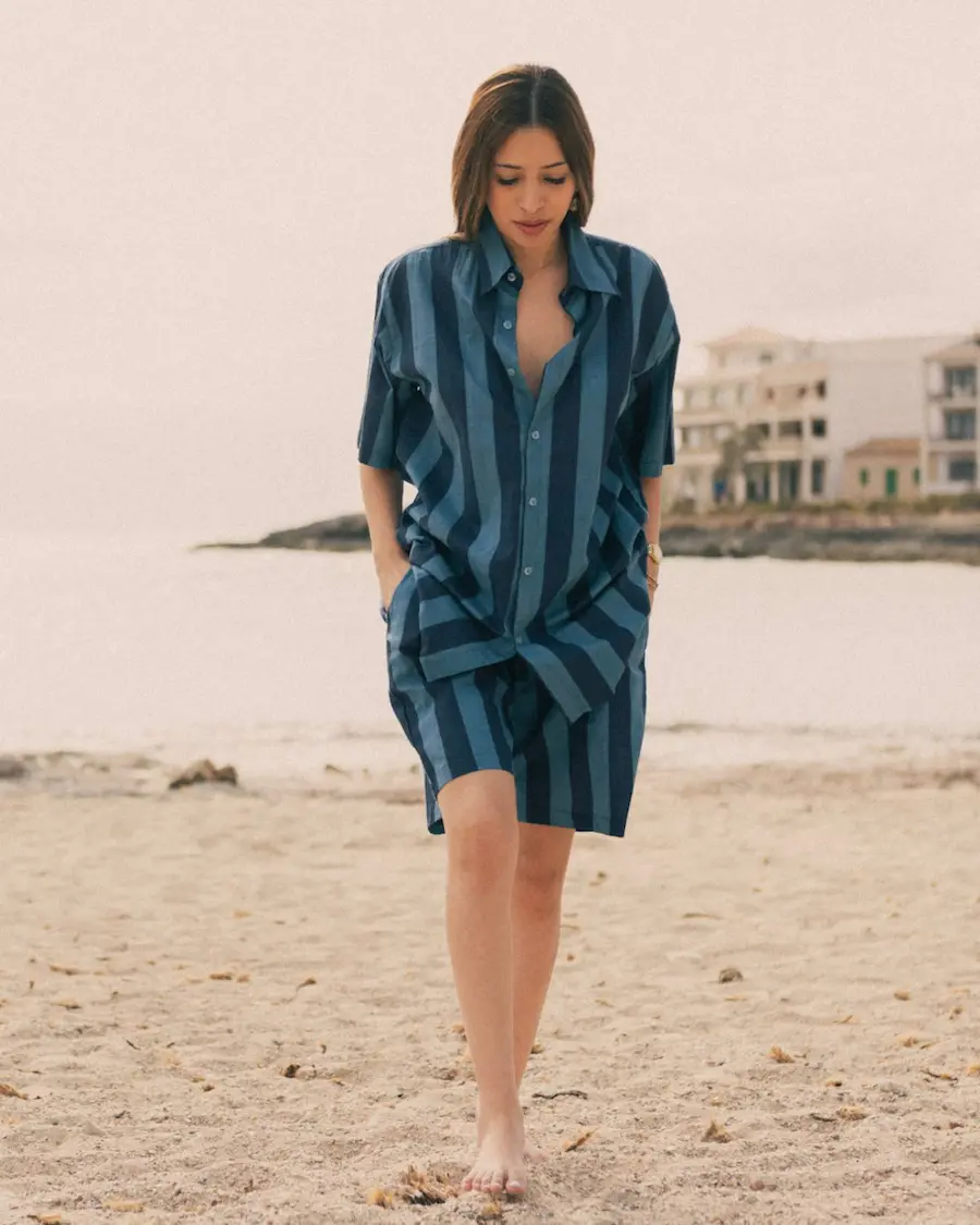 La Bermuda Unisex Rayas Mediterráneas combina un diseño amplio, tejido ligero y rayas azul marino para disfrutar del verano con la comodidad y elegancia del Mediterráneo.